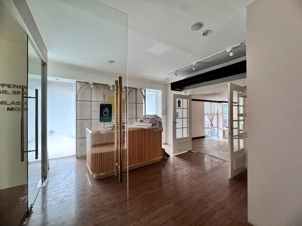 For RentRetail SpaceSukhumvit, Asoke, Thonglor : Rent a great value area of Soi Thonglor 13 (Sukhumvit 55), good location near the business area (N.1806)