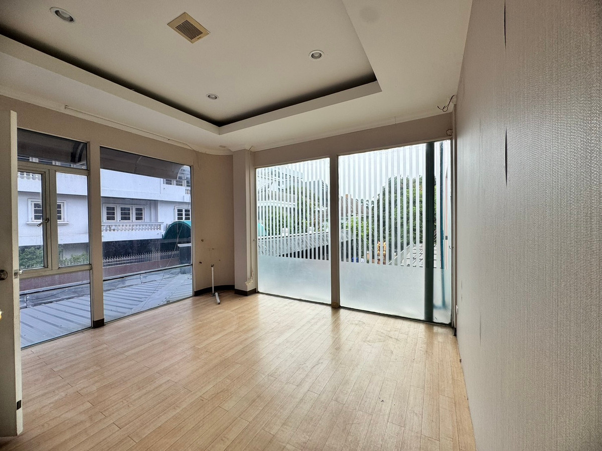 For RentRetail SpaceSukhumvit, Asoke, Thonglor : Rent a great value area of Soi Thonglor 13 (Sukhumvit 55), good location near the business area (N.1806)