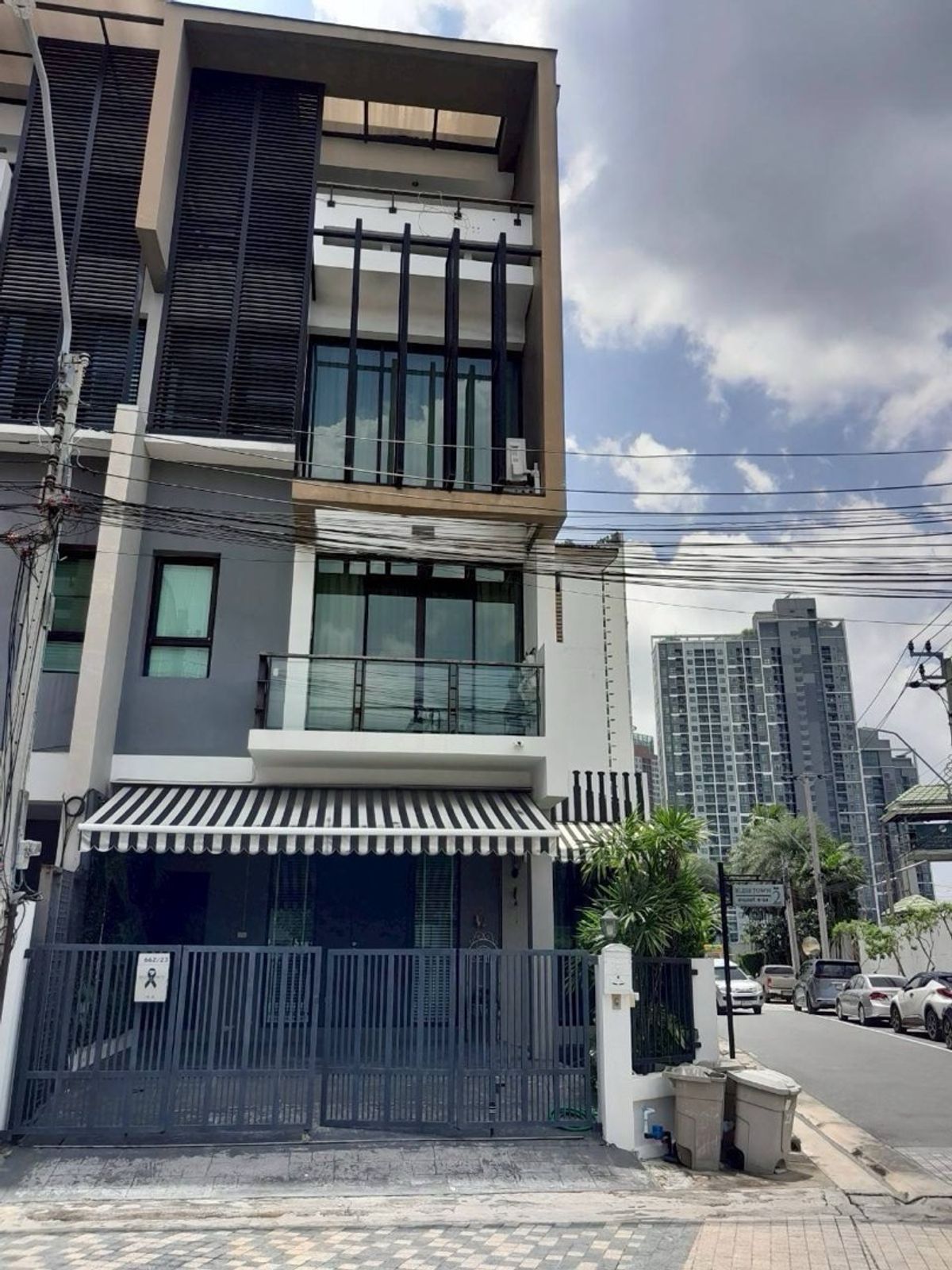 ขายทาวน์โฮมอ่อนนุช อุดมสุข : Townhome 3 ชั้นครึ่ง ราคาดี เงียบสงบ เดินทางสะดวก ใกล้จุดขึ้นลงทางด่วน