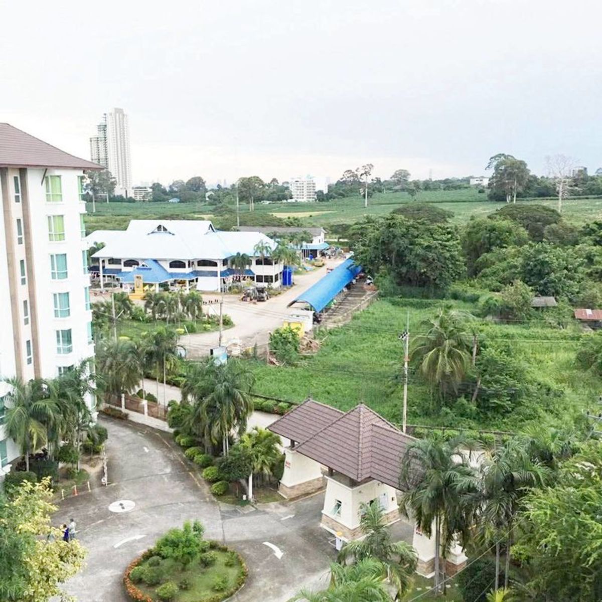 For RentCondoPattaya, Bangsaen, Chonburi : The AD BANGSARAY LAKE & Resort condo is a dual room, a dual room to find a total of 1 large room, 51 sqm. Building C, 4th floor, condo is opposite the Bangsaeng Municipality, Sattahip District, Chon Buri Province.