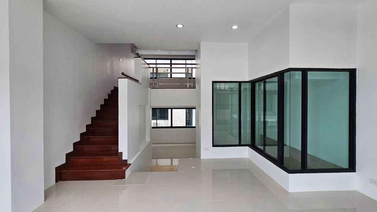 ขายโฮมออฟฟิศเลียบทางด่วนรามอินทรา : ขาย โฮมออฟฟิศ เดอะ ฮาบิแทท ศรีวรา ถนนศรีวรา ซอยลาดพร้าว 94 แขวงวังทองหลาง เขตวังทองหลาง กรุงเทพมหานคร 