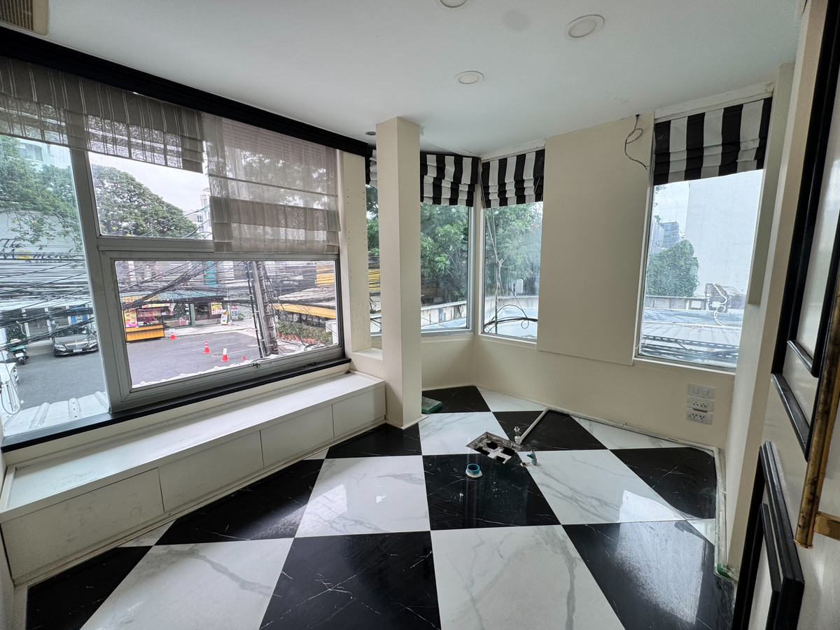 For RentRetail SpaceSukhumvit, Asoke, Thonglor : Rent a great value area of Soi Thonglor 13 (Sukhumvit 55), good location near the business area (N.1806)