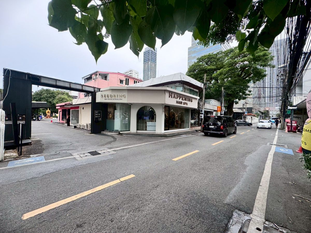 For RentRetail SpaceSukhumvit, Asoke, Thonglor : Rent a great value area of Soi Thonglor 13 (Sukhumvit 55), good location near the business area (N.1806)