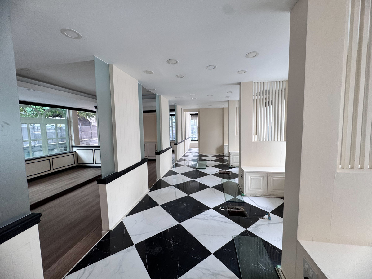 For RentRetail SpaceSukhumvit, Asoke, Thonglor : Rent a great value area of Soi Thonglor 13 (Sukhumvit 55), good location near the business area (N.1806)
