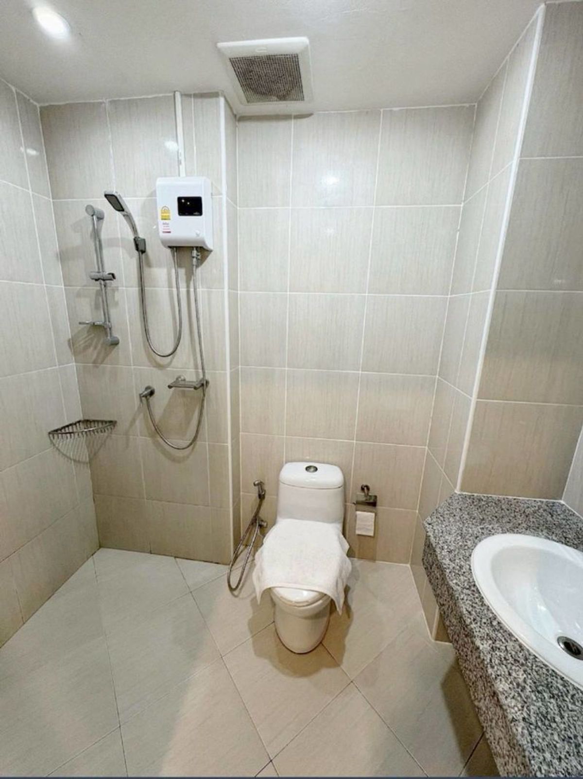 For RentCondoPattaya, Bangsaen, Chonburi : The AD BANGSARAY LAKE & Resort condo is a dual room, a dual room to find a total of 1 large room, 51 sqm. Building C, 4th floor, condo is opposite the Bangsaeng Municipality, Sattahip District, Chon Buri Province.