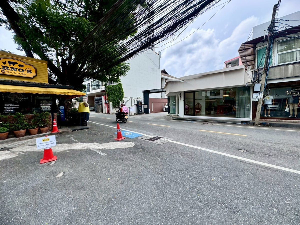 For RentRetail SpaceSukhumvit, Asoke, Thonglor : Rent a great value area of Soi Thonglor 13 (Sukhumvit 55), good location near the business area (N.1806)