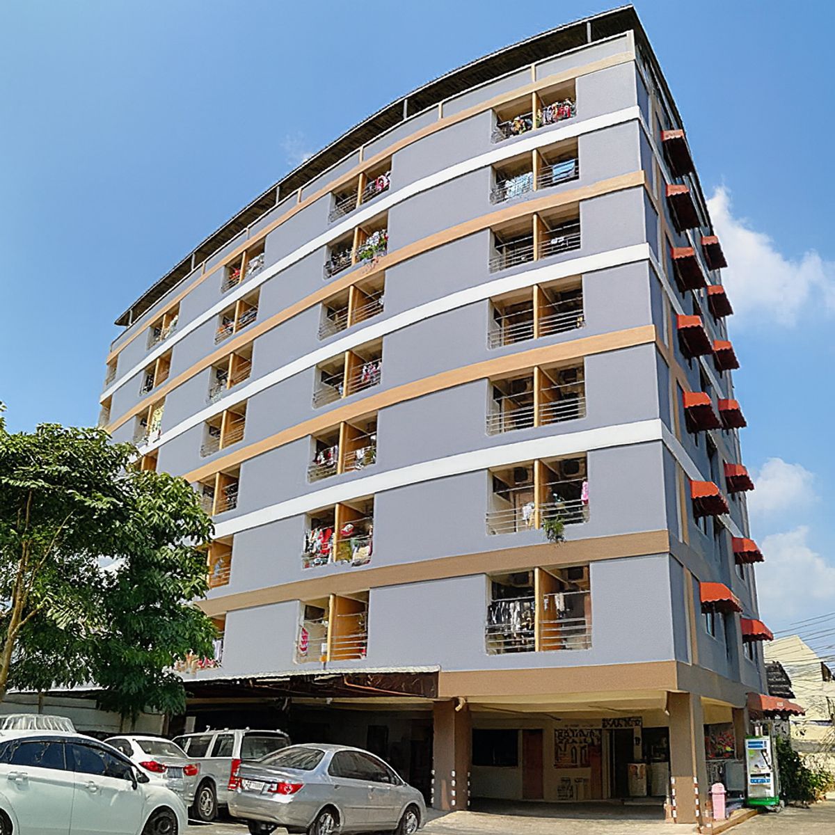 For SaleRatchadapisek, Huaikwang, Suttisan : 8 -story apartment for sale in Pracharat Bamphen Road Near MRT Huai Khwang, only 700 meters.