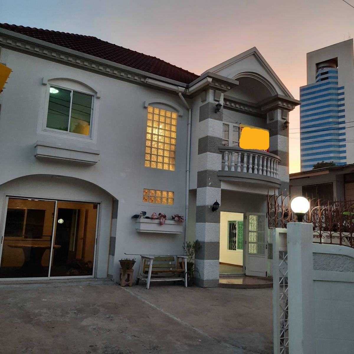 For RentHouseSapankwai,Jatujak : house with 3parking at Vibhavadi Soi 20, behind Thai Airways. 3bedrooms, 4bathrooms, fully furnished.