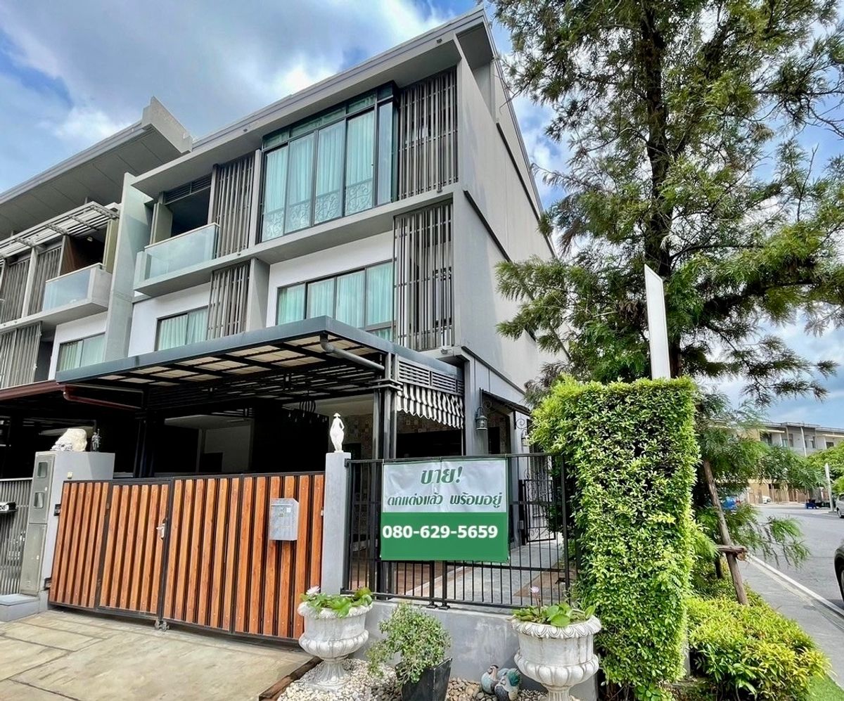 For SaleTownhomeKaset Nawamin,Ladplakao : 🏡 For Sale: Modern 3-Storey Townhome | The Landmark Ekkamai–Ramintra 💥 Urgent Sale – Special Price! Fully Furnished with Built-in Furniture 💥