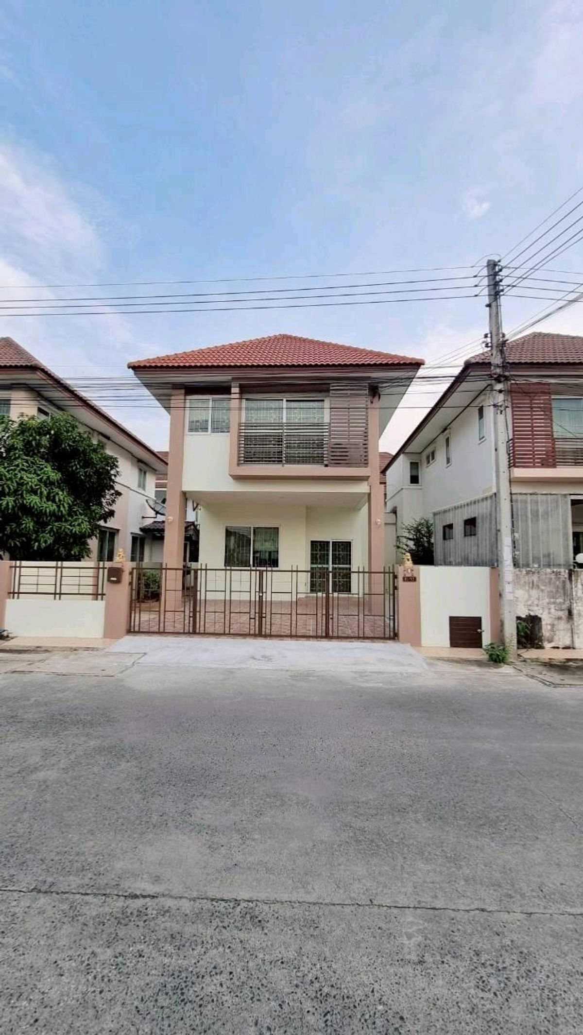 For RentPathum Thani,Rangsit, Thammasat : House for rent, twin houses, detached houses, do not stick together, have a space like a single house, full of markets in the market in Lat Sawai Lam Luk Ka Khlong Four