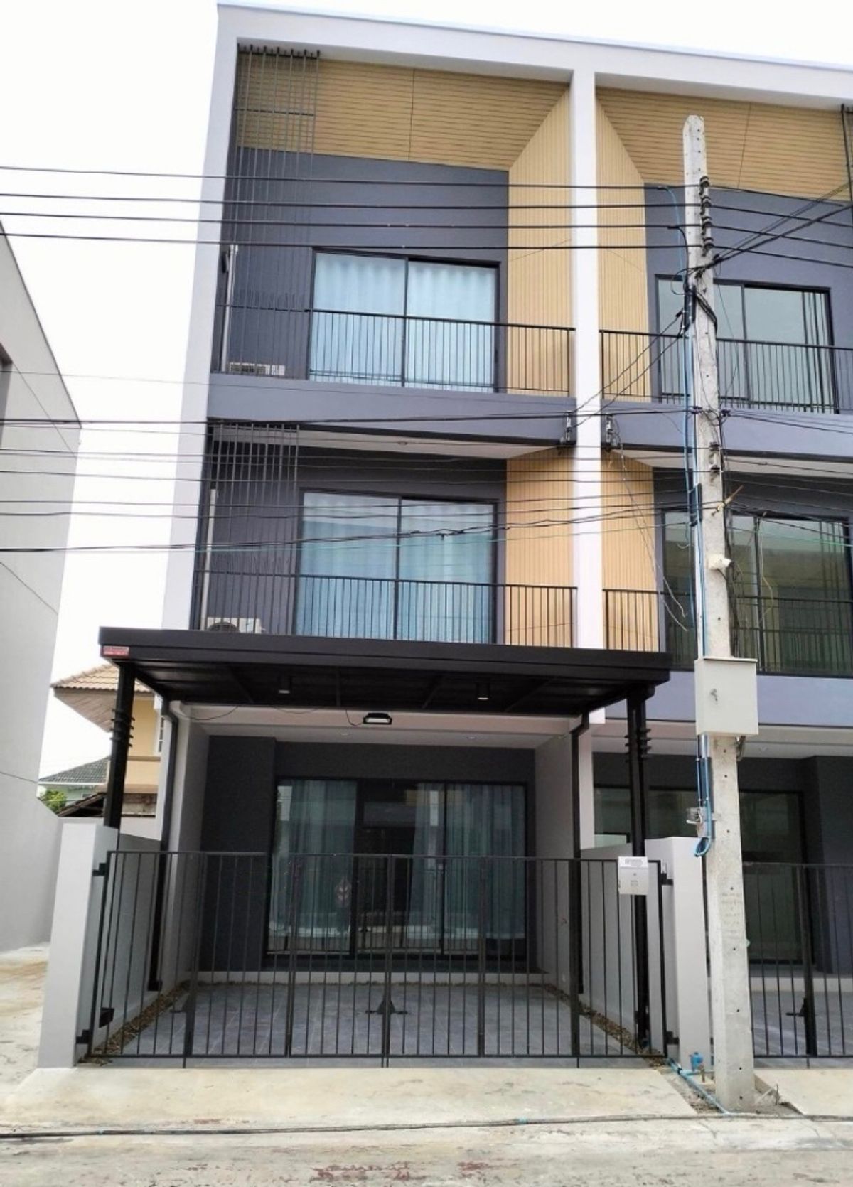 ให้เช่าทาวน์โฮมมีนบุรี-ร่มเกล้า : ให้เช่าทาวน์โฮม นลินอเวนิว พลัส รามอินทรา-มีนบุรี ใกล้แฟชั่นไอส์แลนด์ และ mrt มีนบุรี 