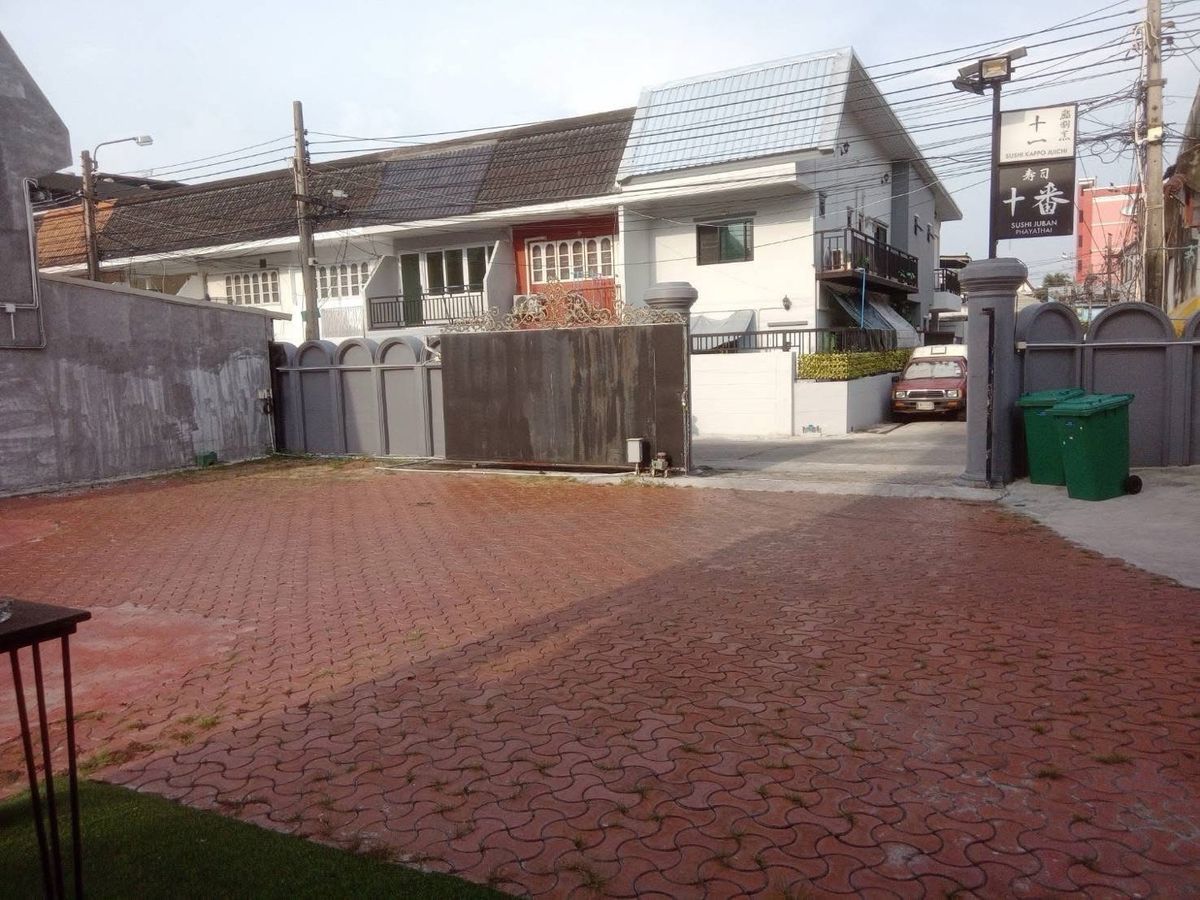 ให้เช่าร้านค้า/ตลาดนัดสะพานควาย จตุจักร : ปล่อยเช่า ที่ดิน 307 ตารางวา พร้อมสิ่งปลูกสร้าง ที่จอดรถ 10 คัน ซอยอินทามระ 3 ทำเลย่าน พญาไท และ อารีย์ ใกล้ รถไฟฟ้า BTS สถานี สะพานควาย เดินทางสะดวก