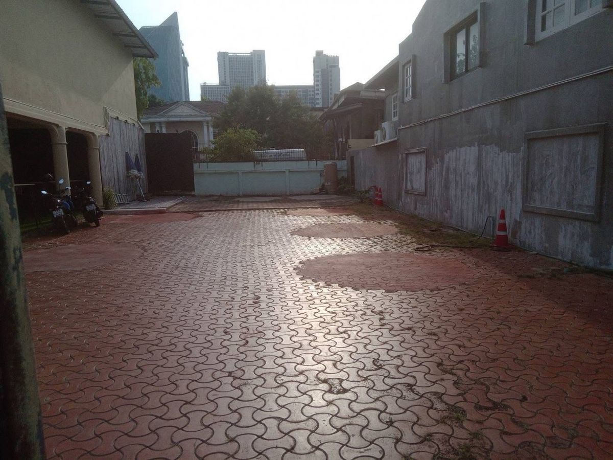 ให้เช่าร้านค้า/ตลาดนัดสะพานควาย จตุจักร : ปล่อยเช่า ที่ดิน 307 ตารางวา พร้อมสิ่งปลูกสร้าง ที่จอดรถ 10 คัน ซอยอินทามระ 3 ทำเลย่าน พญาไท และ อารีย์ ใกล้ รถไฟฟ้า BTS สถานี สะพานควาย เดินทางสะดวก