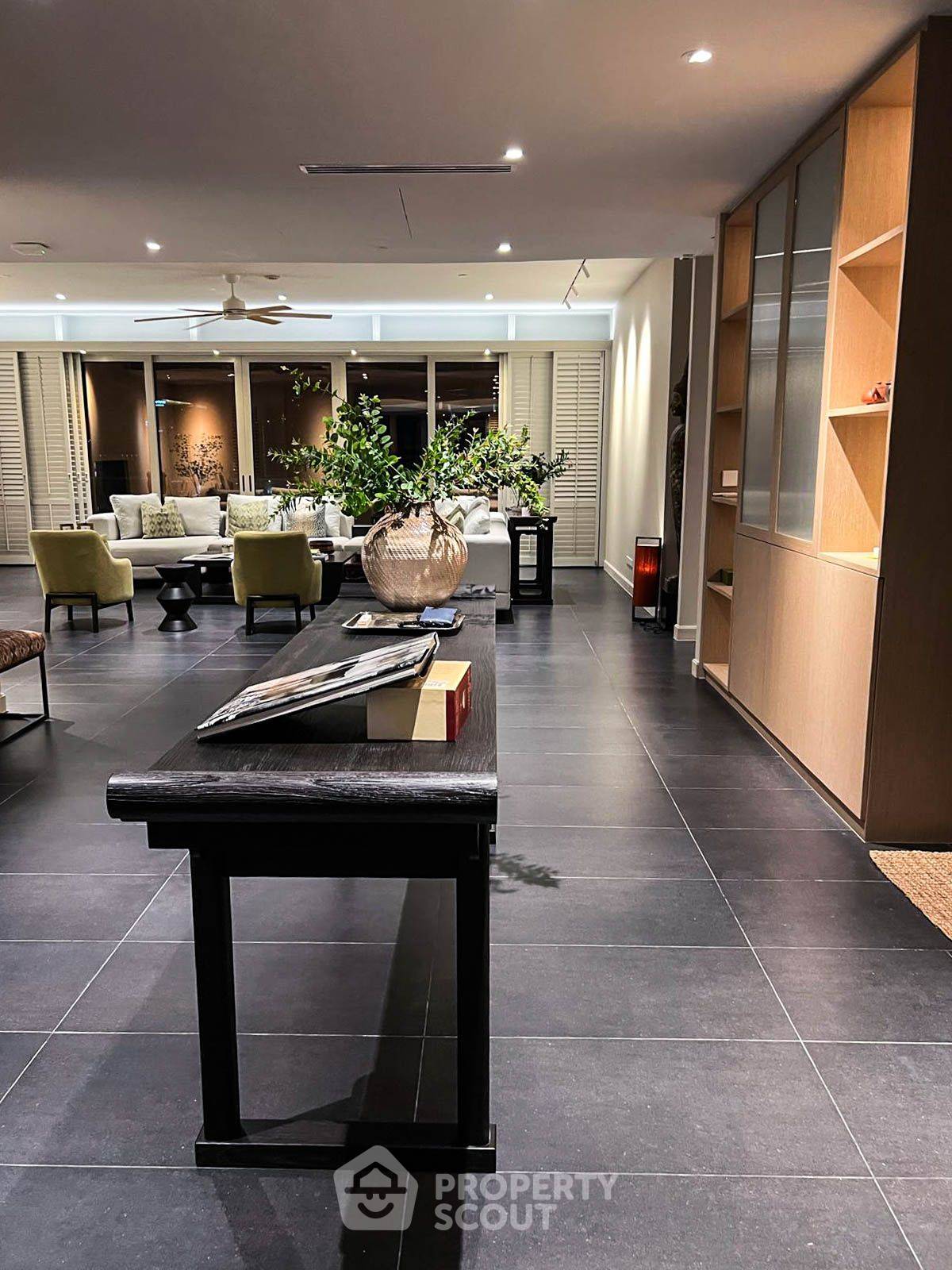 For SaleCondoWitthayu, Chidlom, Langsuan, Ploenchit : 4-BR Condo at 185 Rajadamri near BTS Ratchadamri