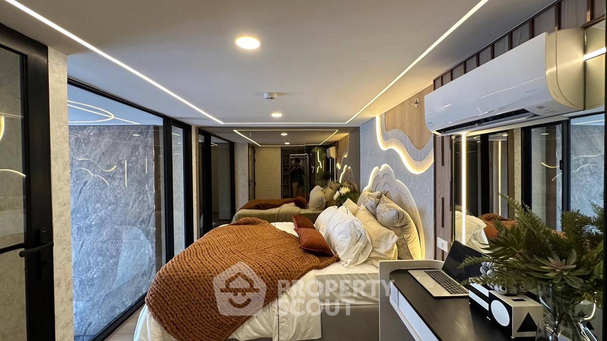For SaleCondoRatchadapisek, Huaikwang, Suttisan : 1-BR Condo at SOHO Bangkok Ratchada near MRT Huai Khwang