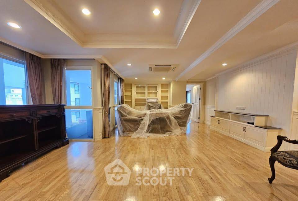 For RentCondoWitthayu, Chidlom, Langsuan, Ploenchit : 2-BR Condo at La Maison Ruamrudee near BTS Phloen Chit
