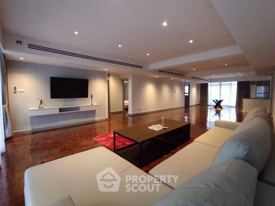 For RentCondoSukhumvit, Asoke, Thonglor : 3-BR Condo at Villa Bajaj near MRT Sukhumvit