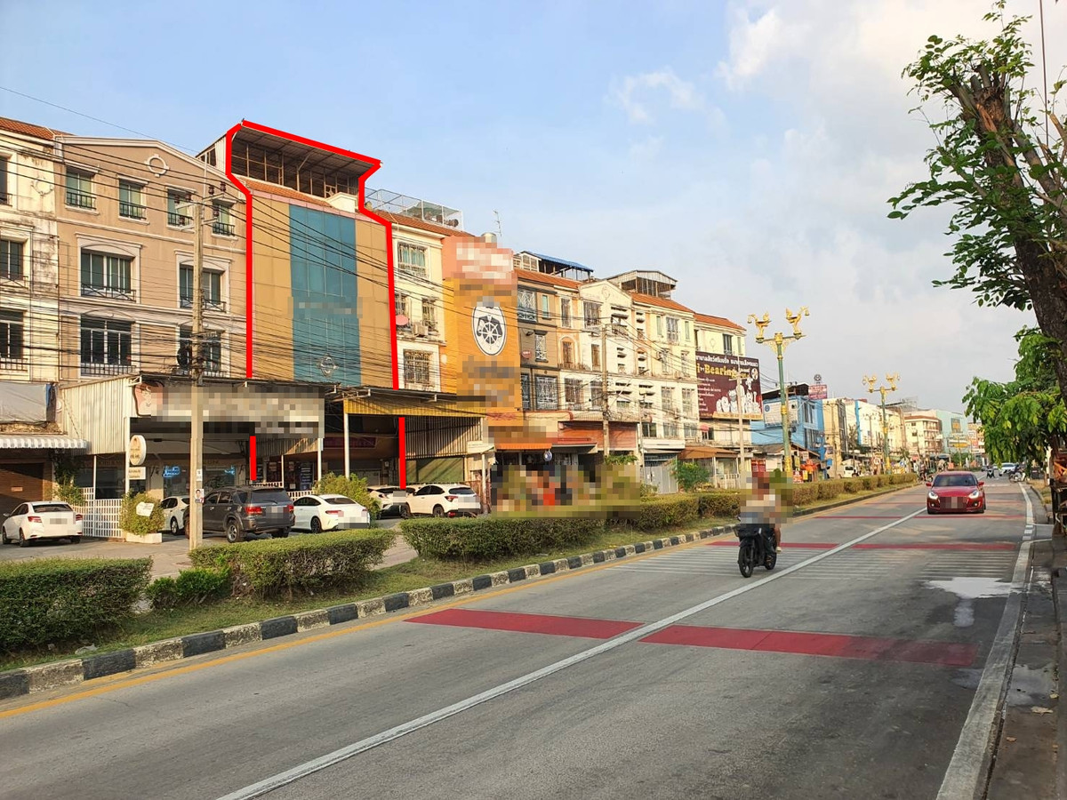 For SaleShop HouseBangna, Bearing, Lasalle : Selling a 4 -story commercial building, 2 half booths, Soi Bearing Sukhumvit 107, the building is very good.