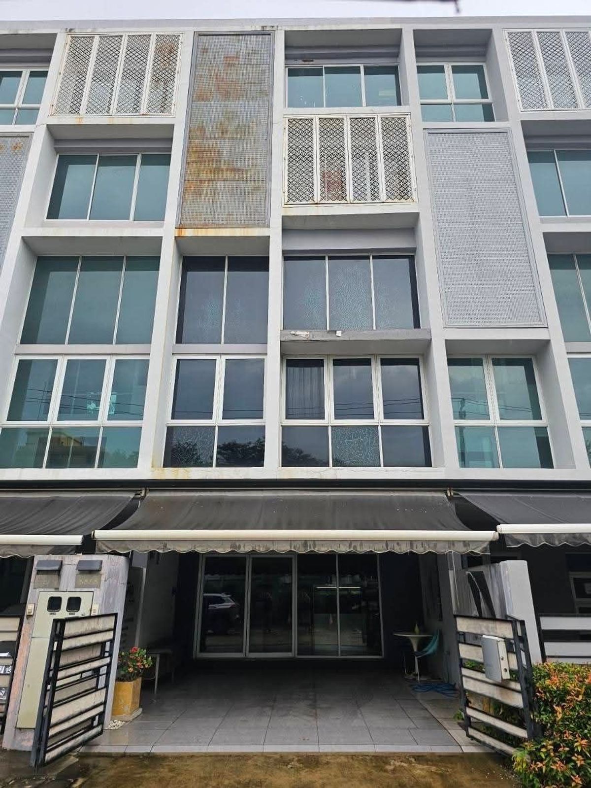 ขายโฮมออฟฟิศพระราม 3 สาธุประดิษฐ์ : ราคาดีที่สุดในโครงการ Jade Praise Sathorn Rama3  ขนาดพื้นที่ 20.6 ตร.วา 234 ตรม.  1 ห้องทำงาน 1 ห้องประชุม 2 ห้องน้ำ 3 ห้องน้ำ