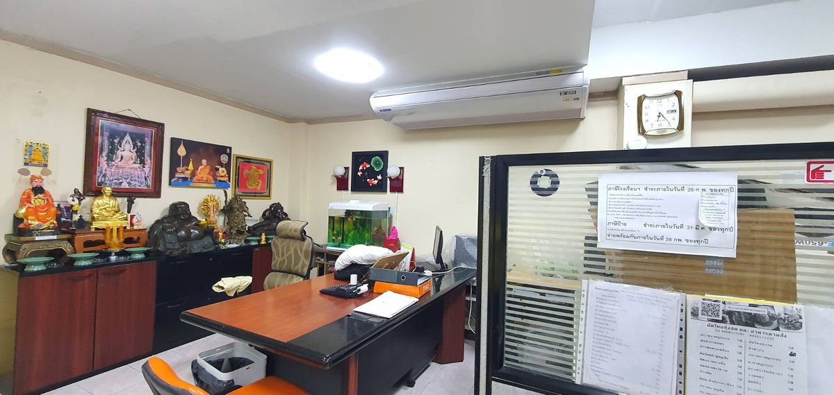 For SaleShop HouseBangna, Bearing, Lasalle : Selling a 4 -story commercial building, 2 half booths, Soi Bearing Sukhumvit 107, the building is very good.