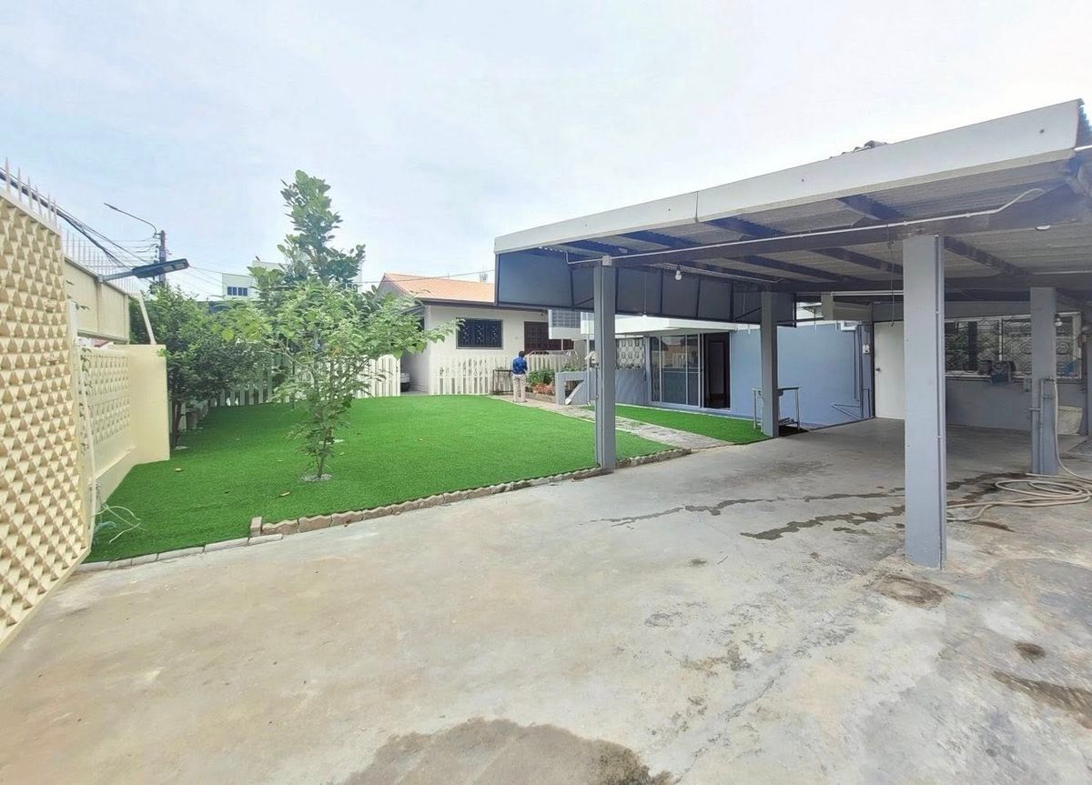 For RentHouseRama9, Petchburi, RCA : Rent a empty house No furniture Detached house, Rama 9, Soi 41, Intersection 14 🏠 Size 95 square wah