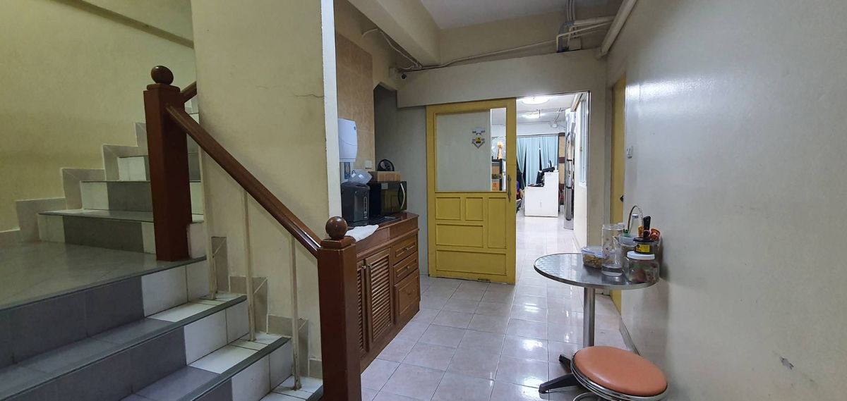 For SaleShop HouseBangna, Bearing, Lasalle : Selling a 4 -story commercial building, 2 half booths, Soi Bearing Sukhumvit 107, the building is very good.