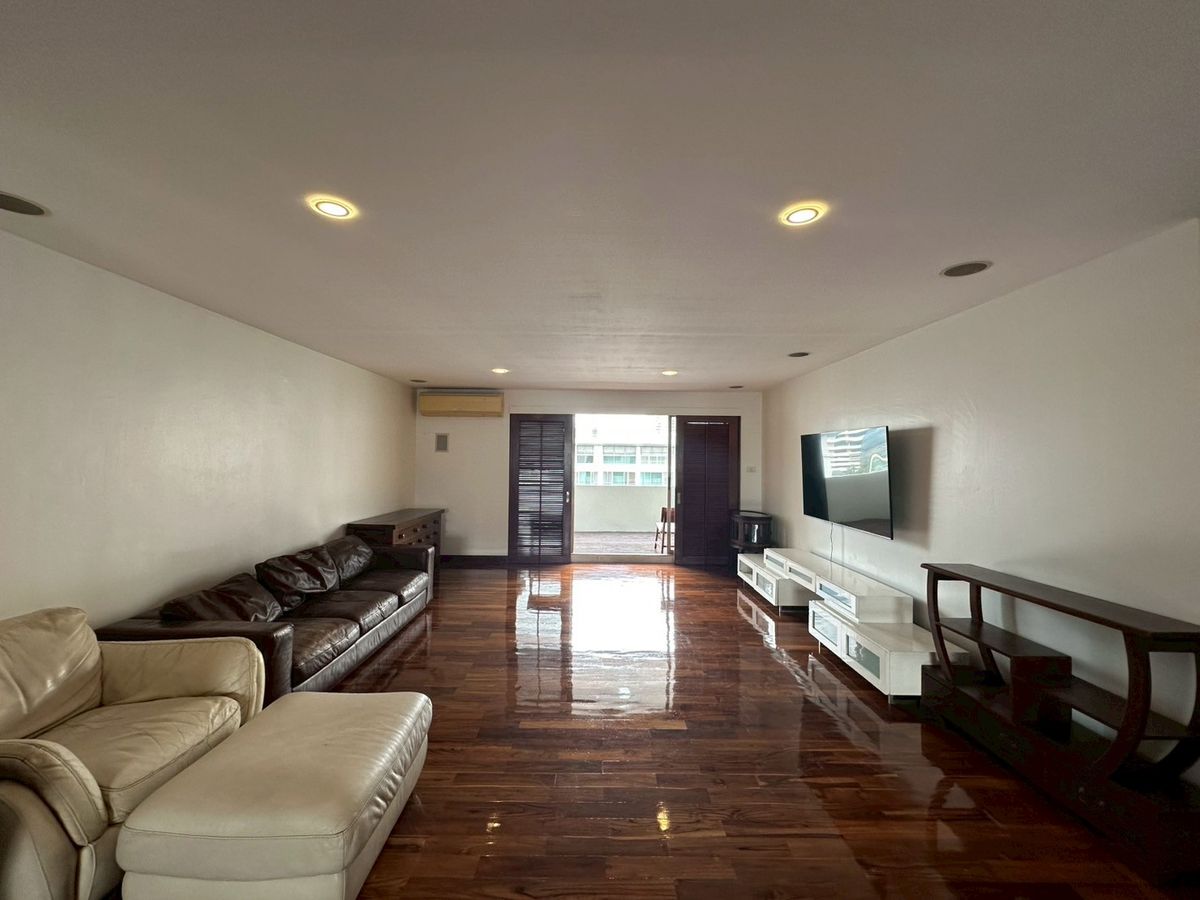 ให้เช่าคอนโดสุขุมวิท อโศก ทองหล่อ : For rent! family unit in Ekamai  3 bedrooms + maid room 3 bathrooms 265 sq.m near BTS Ekamai