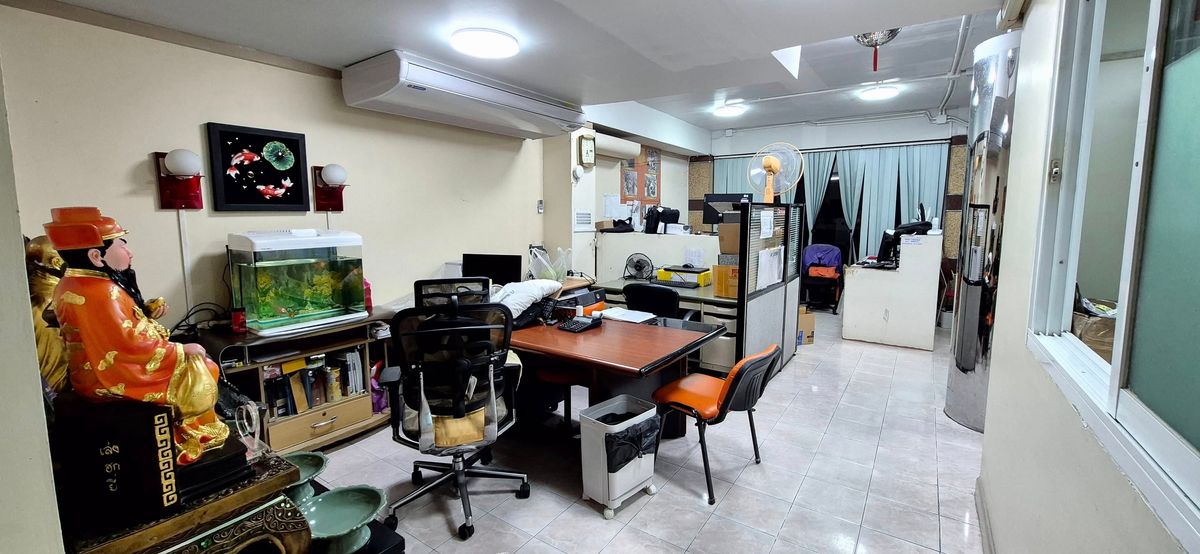 For SaleShop HouseBangna, Bearing, Lasalle : Selling a 4 -story commercial building, 2 half booths, Soi Bearing Sukhumvit 107, the building is very good.