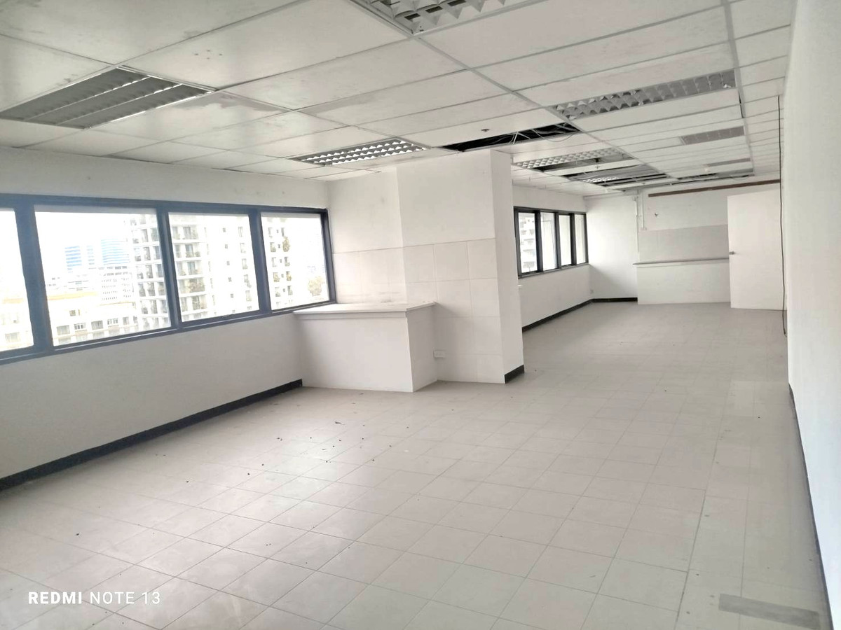 For RentOfficeSathorn, Narathiwat : Rental for the office next to the BTS Louis 50 sqm. Very convenient to travel. The room is beautiful.