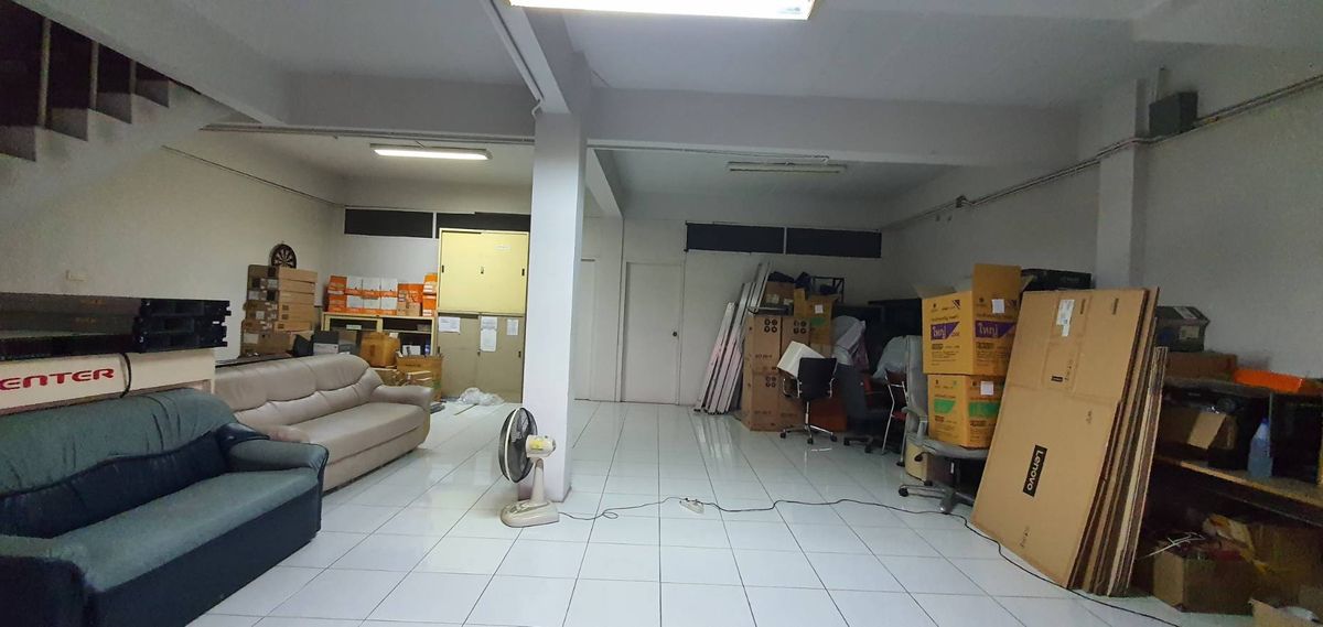 For SaleShop HouseBangna, Bearing, Lasalle : Selling a 4 -story commercial building, 2 half booths, Soi Bearing Sukhumvit 107, the building is very good.