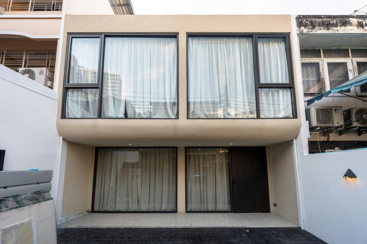 ขายทาวน์โฮมสาทร นราธิวาส : 🔥ขายด่วน+🔥 ทาวน์โฮมตกแต่งสวยรีโนเวทใหม่บนถนนจันทร์ สาทร