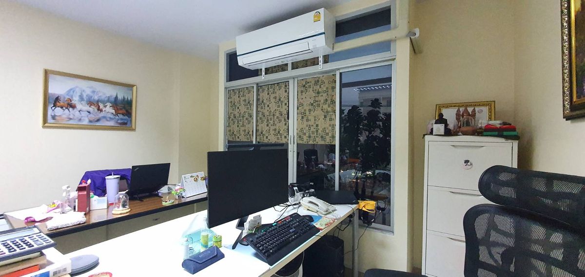 For SaleShop HouseBangna, Bearing, Lasalle : Selling a 4 -story commercial building, 2 half booths, Soi Bearing Sukhumvit 107, the building is very good.