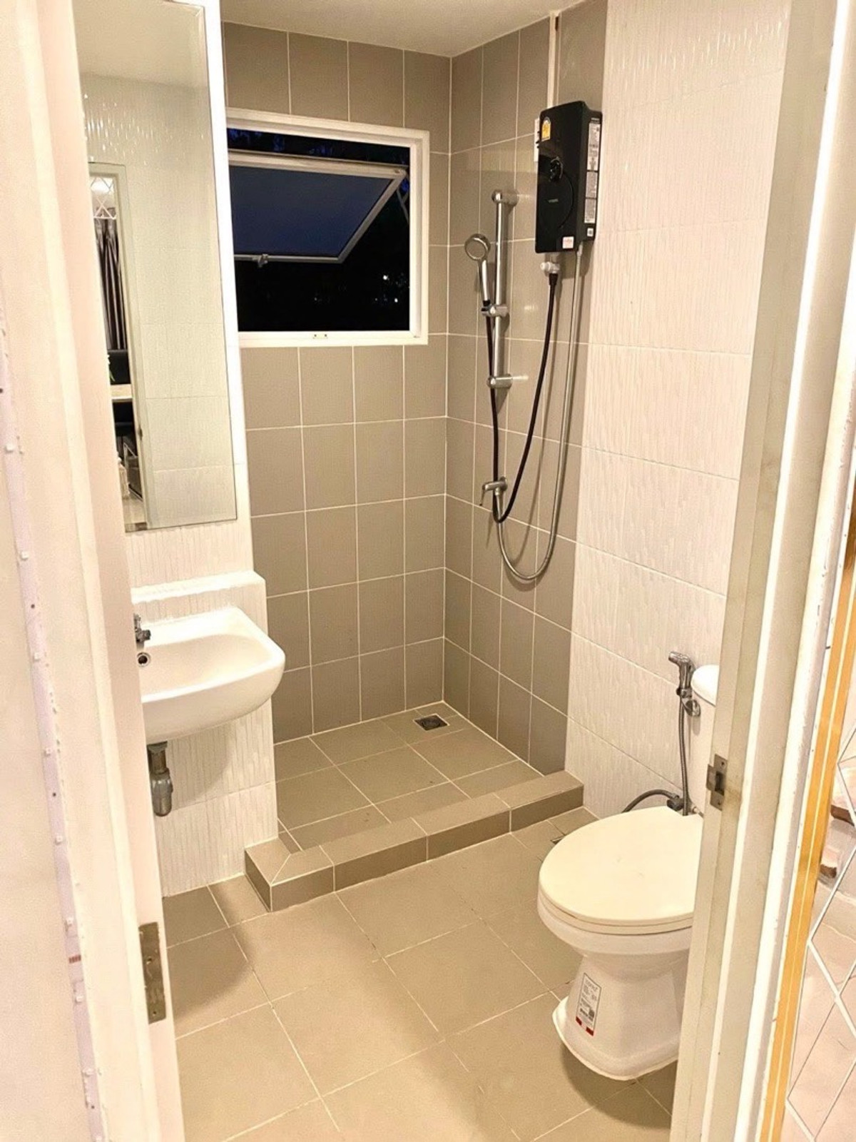 For RentHousePathum Thani,Rangsit, Thammasat : 🚩Grand pleno Phaholyothin-Rangsit A peaceful surroundings in a gated community with full facilities:🌿 Clubhouse | Saltwater Pool | Fitness | Jogging Track | 24/7 Security