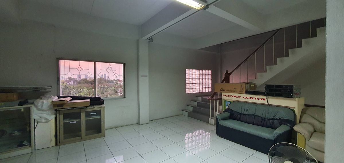 For SaleShop HouseBangna, Bearing, Lasalle : Selling a 4 -story commercial building, 2 half booths, Soi Bearing Sukhumvit 107, the building is very good.