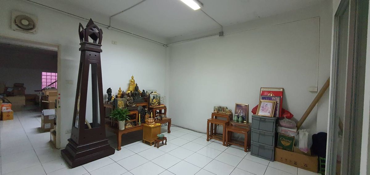 For SaleShop HouseBangna, Bearing, Lasalle : Selling a 4 -story commercial building, 2 half booths, Soi Bearing Sukhumvit 107, the building is very good.