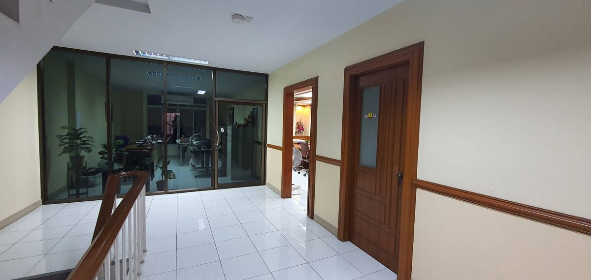 For SaleShop HouseBangna, Bearing, Lasalle : Selling a 4 -story commercial building, 2 half booths, Soi Bearing Sukhumvit 107, the building is very good.