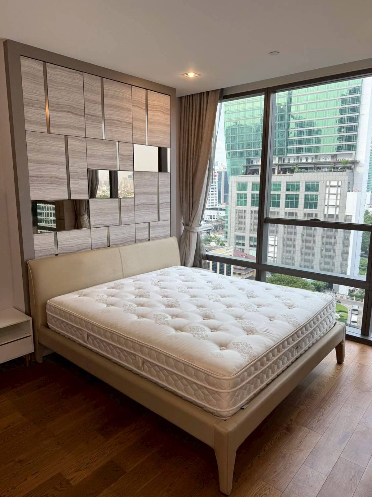 ให้เช่าคอนโดสาทร นราธิวาส : 🏙️ Available Now! The Bangkok Sathorn – Luxury 1 Bed Condo on High Floor ✨ Elegant urban living in a prime Sathorn location – just steps from BTS Surasak