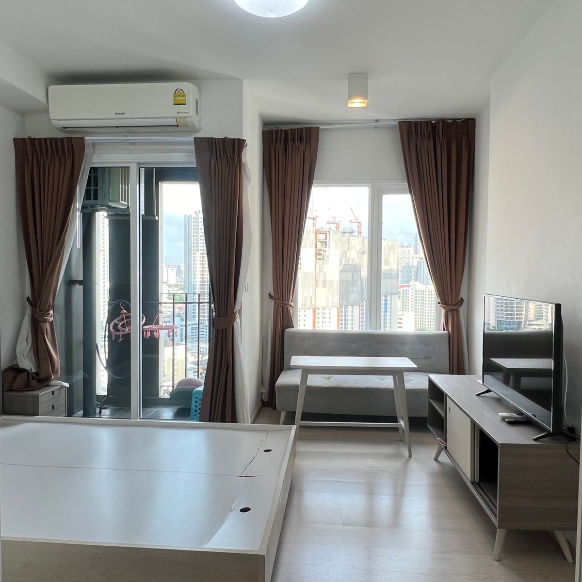 For RentCondoRatchadapisek, Huaikwang, Suttisan : Chapter One Eco Huaikwang - The best price in the building. Super special for this week, high level, beautiful view, new mattress