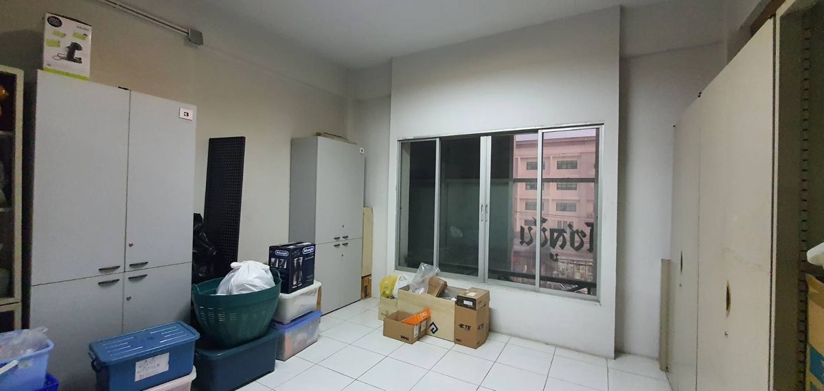 For SaleShop HouseBangna, Bearing, Lasalle : Selling a 4 -story commercial building, 2 half booths, Soi Bearing Sukhumvit 107, the building is very good.