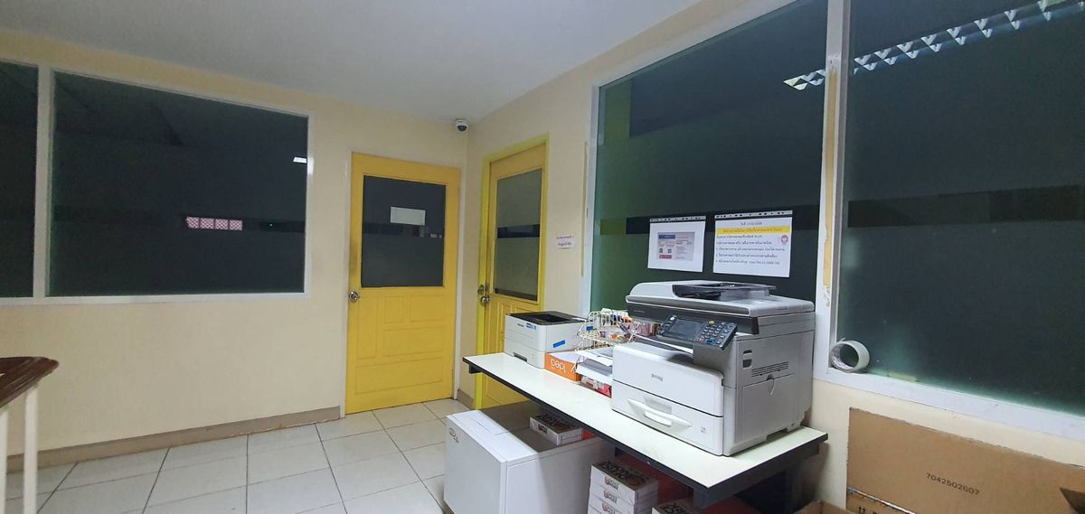 For SaleShop HouseBangna, Bearing, Lasalle : Selling a 4 -story commercial building, 2 half booths, Soi Bearing Sukhumvit 107, the building is very good.