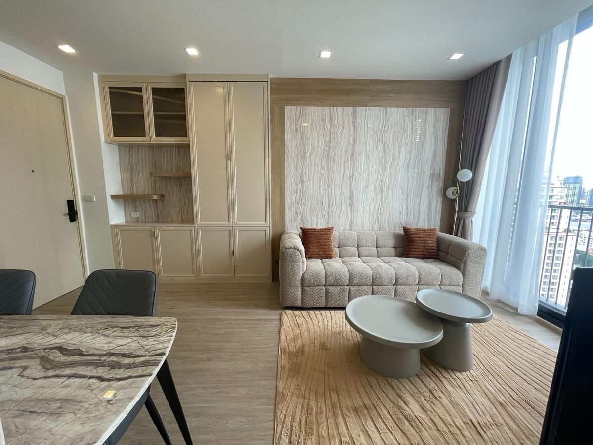 For RentCondoSukhumvit, Asoke, Thonglor : Nice decoration, surrounded by mall, restaurant etc., high class condominium located in heart of Bangkok. There is a shuttle to BTS Phromphong station. 