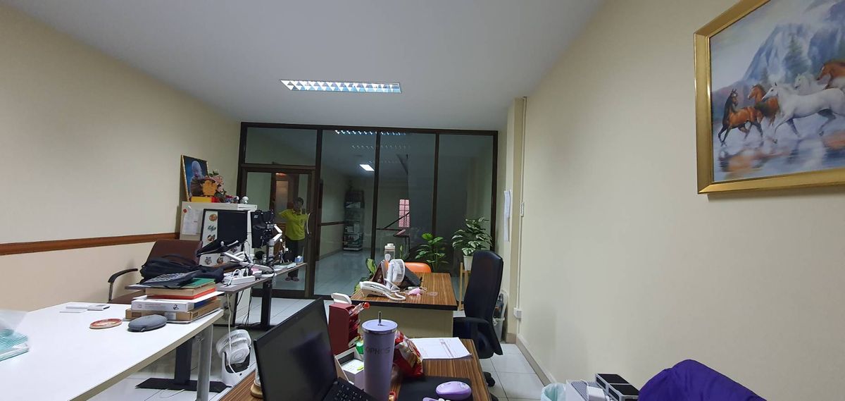 For SaleShop HouseBangna, Bearing, Lasalle : Selling a 4 -story commercial building, 2 half booths, Soi Bearing Sukhumvit 107, the building is very good.