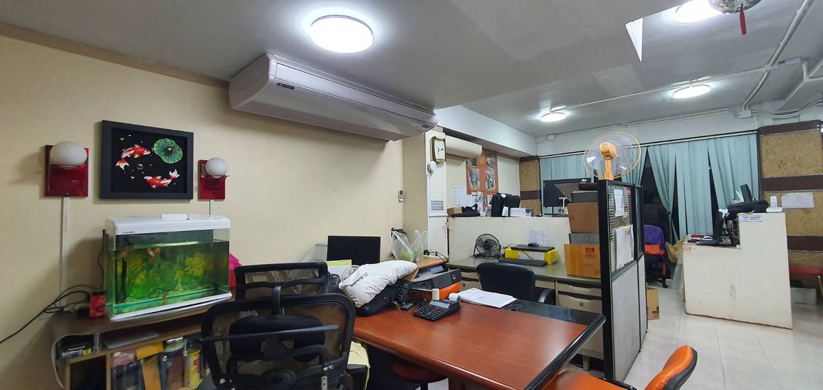 For SaleShop HouseBangna, Bearing, Lasalle : Selling a 4 -story commercial building, 2 half booths, Soi Bearing Sukhumvit 107, the building is very good.