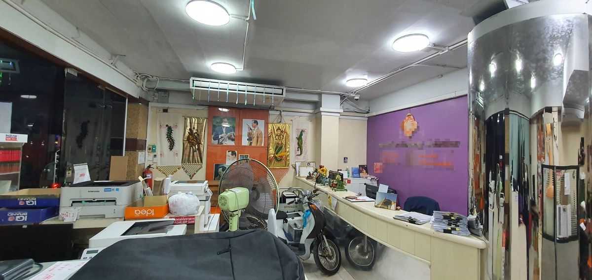 For SaleShop HouseBangna, Bearing, Lasalle : Selling a 4 -story commercial building, 2 half booths, Soi Bearing Sukhumvit 107, the building is very good.