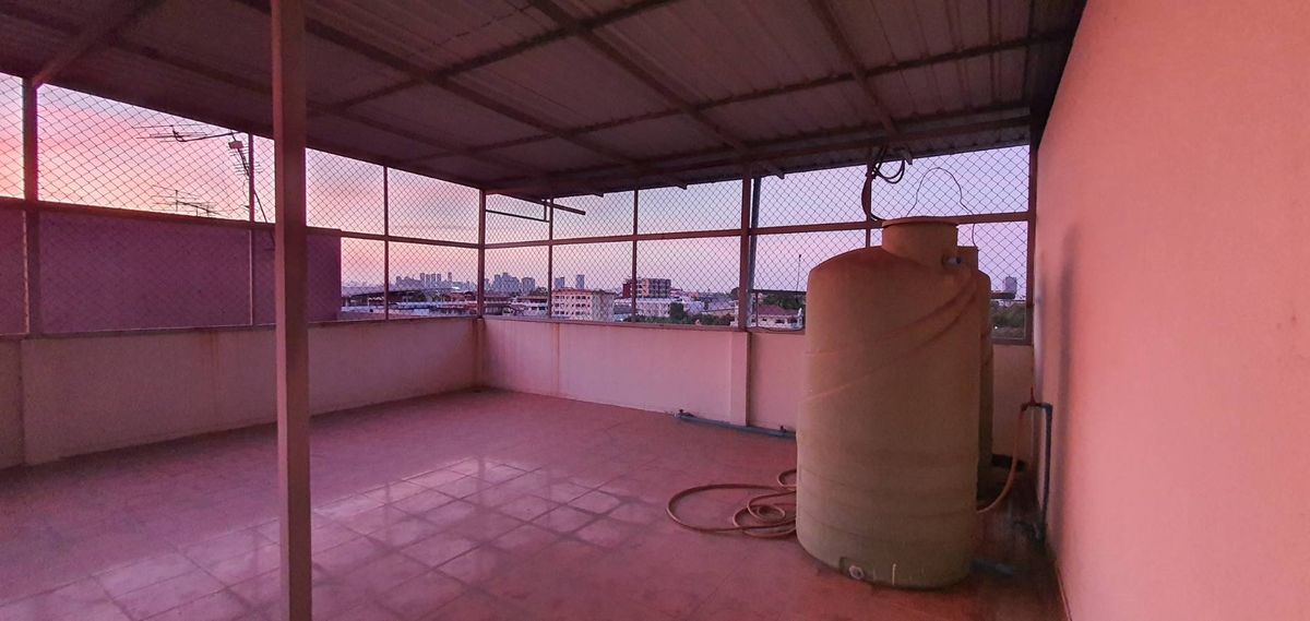 For SaleShop HouseBangna, Bearing, Lasalle : Selling a 4 -story commercial building, 2 half booths, Soi Bearing Sukhumvit 107, the building is very good.