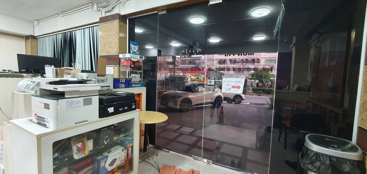 For SaleShop HouseBangna, Bearing, Lasalle : Selling a 4 -story commercial building, 2 half booths, Soi Bearing Sukhumvit 107, the building is very good.