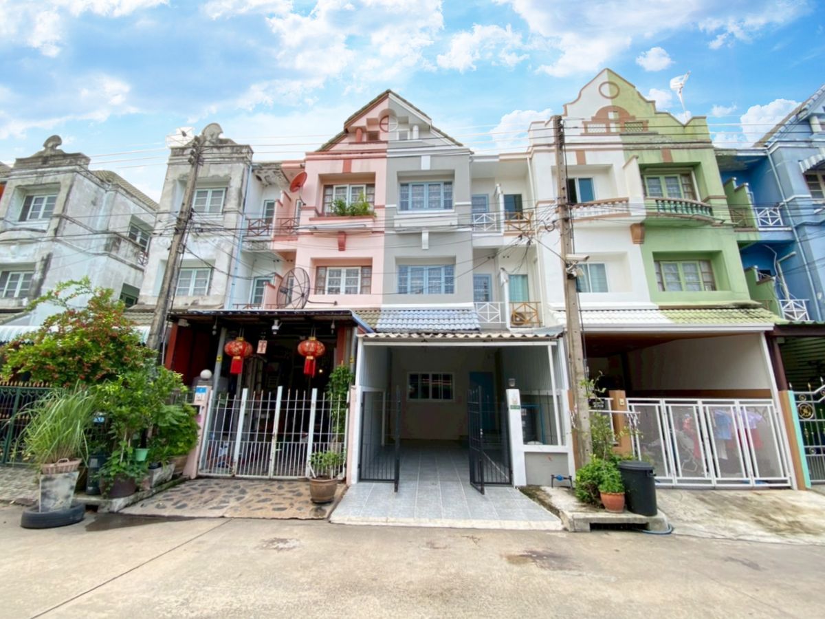 For SaleTownhomePathum Thani,Rangsit, Thammasat : 3 -story townhouse, Lally Ville, Khlong 1, Phahonyothin 21, Lam Luk Ka, 4 bedrooms, 3 bathrooms, renovated, both good locations near the Green Line BTS station.