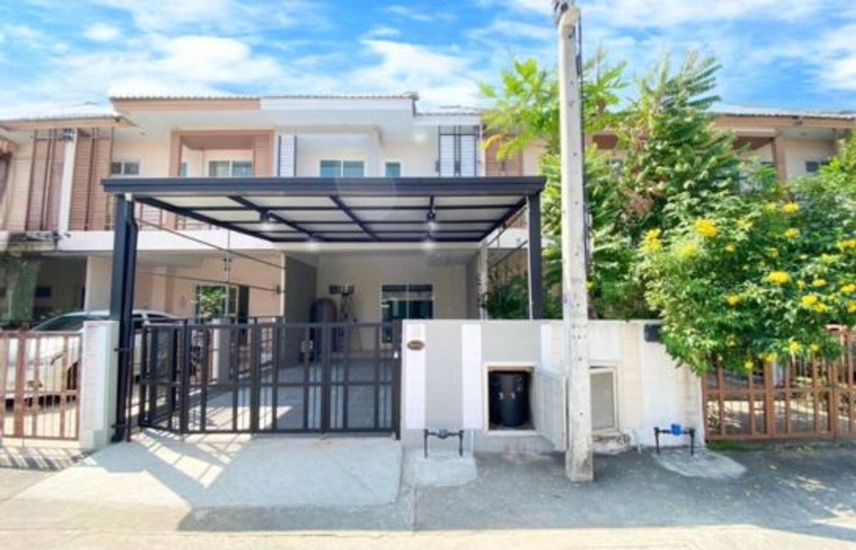 For SaleTownhomePathum Thani,Rangsit, Thammasat : 2 -story townhome, 21.9 Wah, 4 bedrooms, Iolve Town, Lam Luk Ka, Khlong 3, near the Green Line, Khu Khot station, newly decorated with the whole kitchen, new garage, ready to submit a free loan.