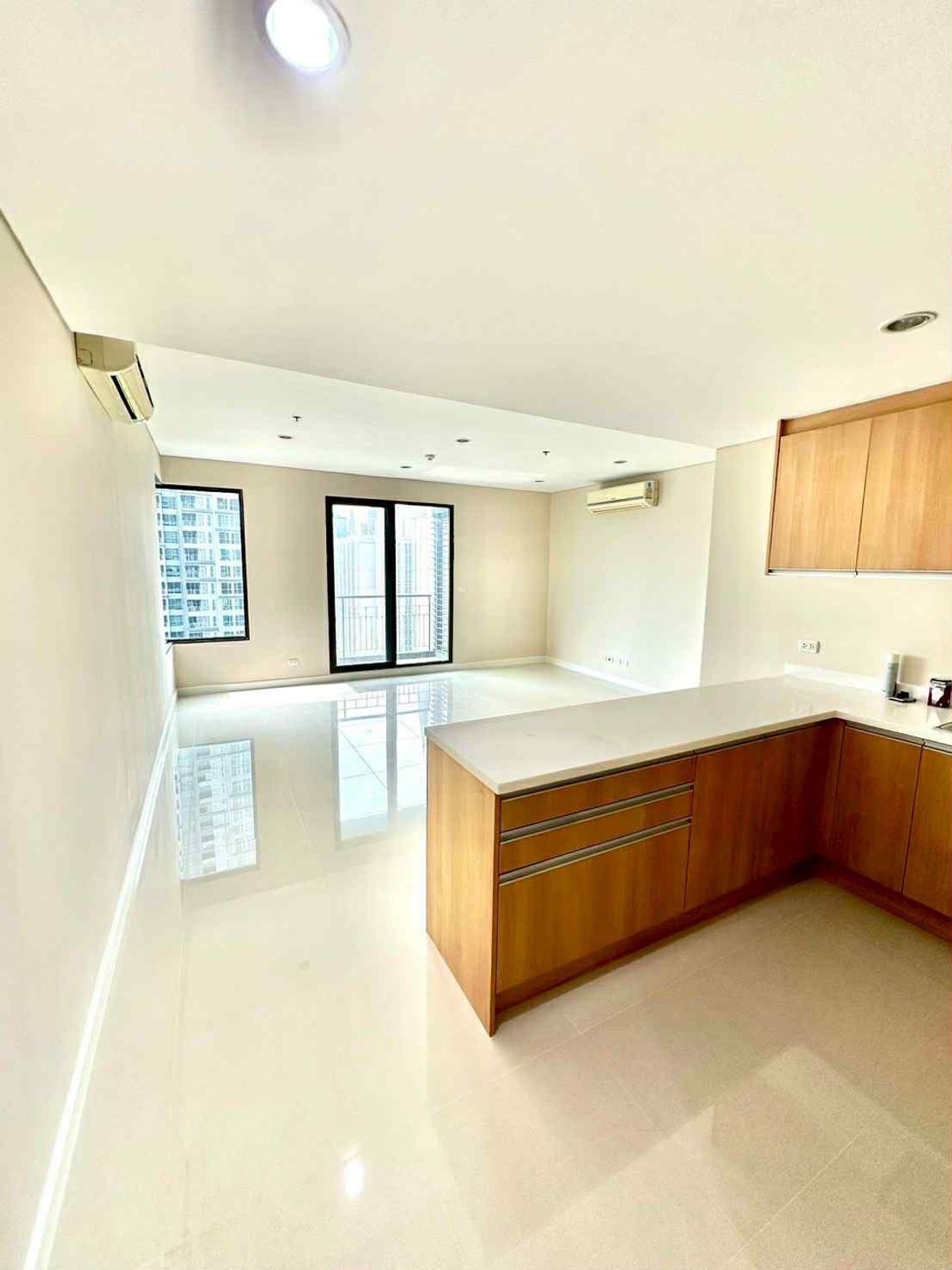 ขายคอนโดพระราม 9 เพชรบุรีตัดใหม่ RCA : ราคาดีมากกกกก!!! พลาดแล้วอดแน่นอน หายากมาก ๆๆ ค่ะ ทั้งราคา และห้องสภาพดีขนาดนี้ วิวสวย โปร่งโล่ง! ต้องห้ามพลาดเลย ห้องนี้ สนใจติดต่อ 0876358339 