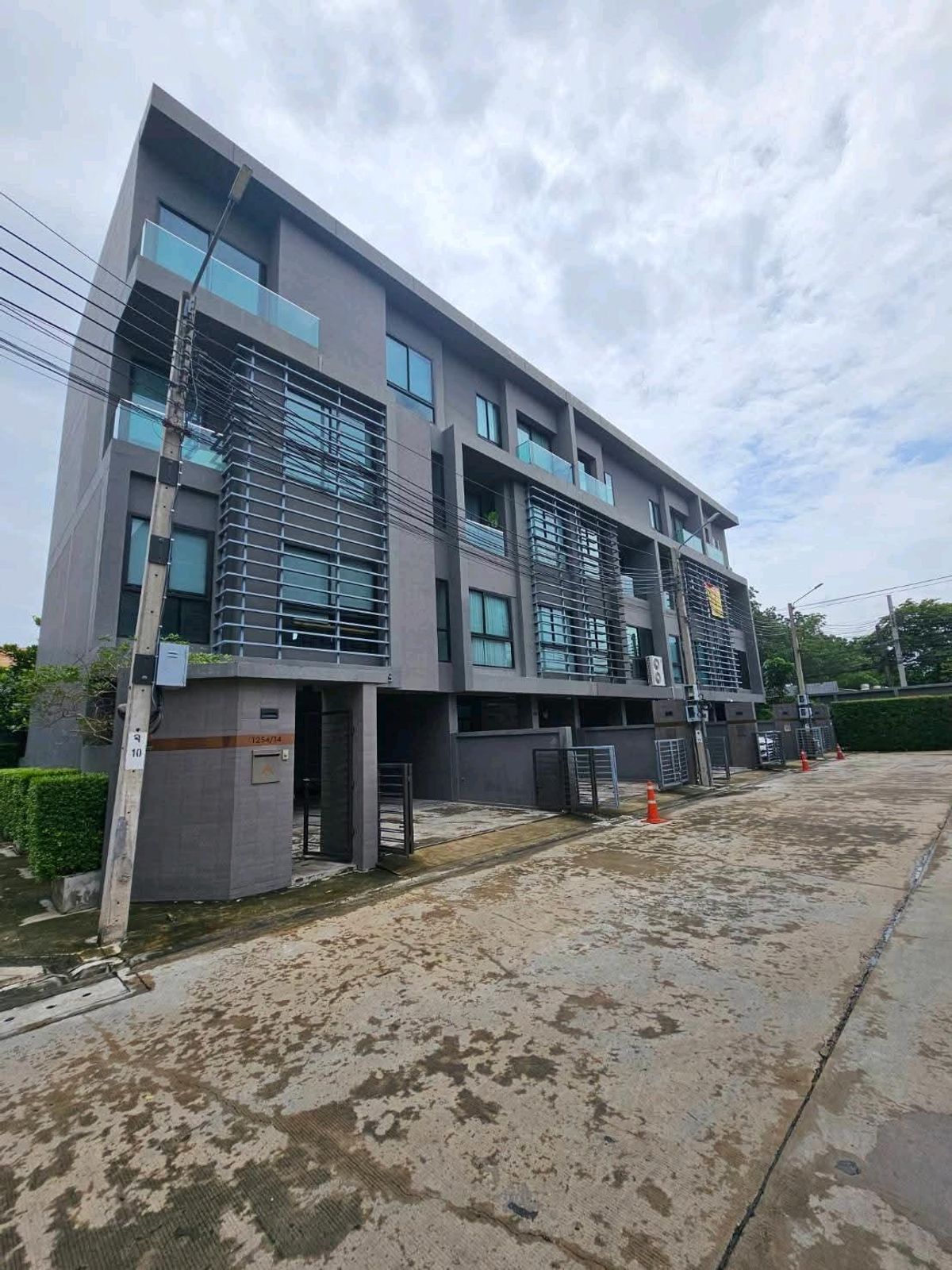 ให้เช่าโฮมออฟฟิศเลียบทางด่วนรามอินทรา : For Rent 𝑨𝑹𝑪𝑶 𝑯𝒐𝒎𝒆 𝑶𝒇𝒇𝒊𝒄𝒆 4 ชั้น เลียบด่วน เอกมัย - รามอินทราหลังมุม (ติด Chic Republic) ซ.โยธินพัฒนา 11 ทำเลศักยภาพ